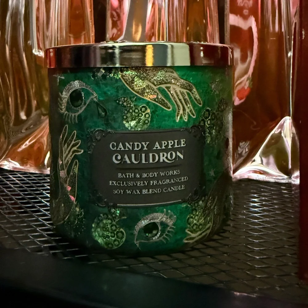 Candy‎ Apple Cauldron 3-Wick Candle | Bath and Body Works - Picture 3 of 4
